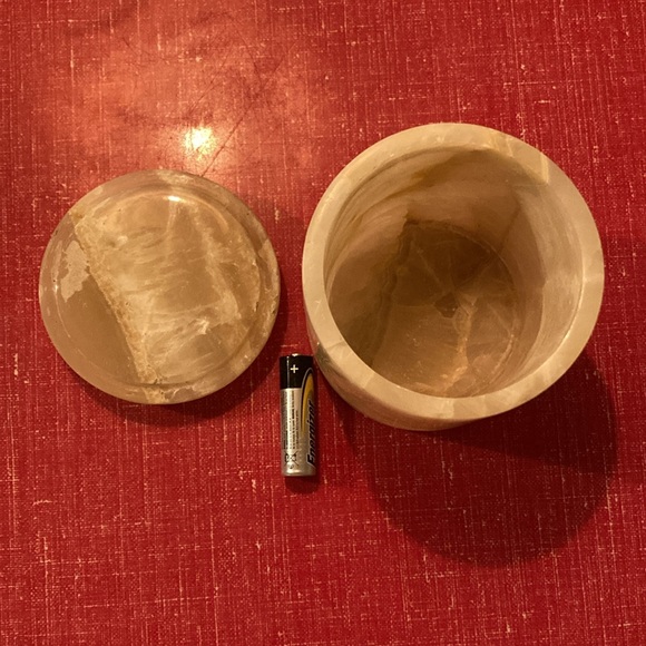 Decorative trinket box. - Picture 2 of 3